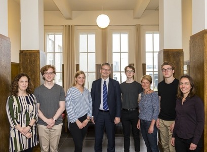 Ólympíuliðið í líffræði ásamt þjálfurum og rektor HÍ