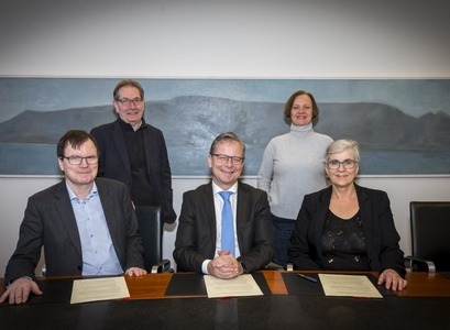 Fulltúar Háskóla Íslands og Samskiptamiðstöðvar heyrarlausra og heyrnarskertra við undirritun samningsins. Efri röð frá vinstri: Þórður Kristinsson, ráðgjafi á rektorsskrifstofu, og Rannveig Sverrisdóttir, lektor í táknmálsfræði. Fremri röð frá vinstri: Guðmundur Hálfdánarson, forseti Hugvísindasviðs, Jón Atli Benediktsson, rektor Háskóla Íslands, og Valgerður Stefánsdóttir, forstöðumaður Samskiptamiðstöðvar heyrnarlausra og heyrnarskertra. 