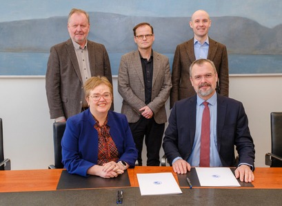 Birgir Þór Runólfsson, forseti hagfræðideildar HÍ, Magnús Þór Torfason, forseti Félagsvísindasviðs HÍ, Arnaldur Sölvi Kristjánsson, nýr formaður fjármálaráðs og lektor við hagfræðisdeild HÍ, Silja Bára Ómarsdóttir, rektor HÍ og Daði Már Kristófersson, fjármála- og efnahagsráðherra.