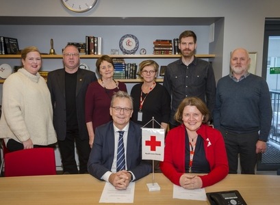 Fulltrúar Háskóla Íslands og Rauða krossins að lokinni afhendingu tölvanna. MYND/Kristinn Ingvarsson