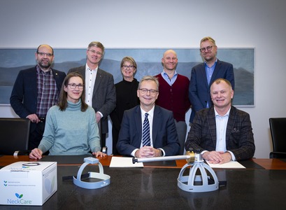 Frá undirritun samstarfssamnings NeckCare og Háskóla Íslands. Neðri röð frá vinstri:  Kristín Briem, prófessor við námsbraut í sjúkraþjálfun, Jón Atli Benediktsson, rektor Háskóla Íslands, og Þorsteinn Geirsson, framkvæmdastjóri NeckCare. Efri röð frá vinstri: Atli Ágústsson, aðjunkt við námsbraut í sjúkraþjálfun, Engilbert Sigurðsson, forseti Læknadeildar Háskóla Íslands, Guðný Lilja Oddsdóttir, aðjunkt við námsbraut í sjúkraþjálfun, Magnús Kjartan Gíslason, dósent við Háskólann í Reykjavík, og Sigurður Kr