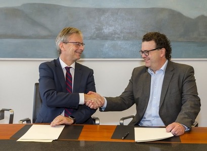 Jón Atli Benediktsson, rektor Háskóla Íslands, og Jónas Jónasson, framkvæmdastjóri Stofnfisks, handsala samstarfssamninginn.