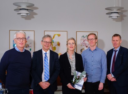 Hluti aðstandenda verkefnisins „Gerviganglimur með viljastýringu og endurgjöf skynupplýsinga“ ásamt rektor HÍ og formanni stjórnar sjóðsins við úthlutun styrkja á dögunum. Frá vinstri:; Þorvaldur Ingvarsson, formaður stjórnar Rannsóknarsjóðs Össurar og Ottobock, Jón Atli Benediktsson, rektor HÍ, Kristín Briem, prófessor í sjúkraþjálfun, Atli Örn Sverrisson, þróunarverkfræðingur hjá Össuri, og Sigurður Brynólfsson, prófessor í véla- og iðnaðarverkfræði. MYND/Kristinn Ingvarsson