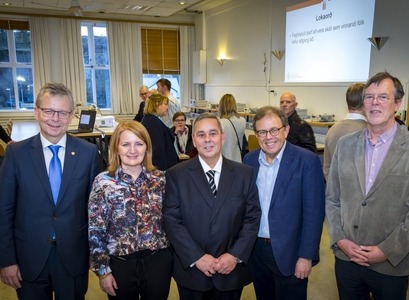 Frá opnunarafhöfn Tæknifræðiseturs HÍ. Frá vinstri: Jón Atli Benediktsson, rektor Háskóla Íslands, Rósa Guðbjartsdóttir, bæjarstjóri í Hafnarfirði, Karl Sölvi Guðmundsson, dósent við Rafmagns- og tölvuverkfræðideild Háskóla Íslands og forstöðumaður setursins, Kristinn Andersen, deildarforseti Rafmagns- og tölvuverkfræðideildar, og Hjálmar Árnason, framkvæmdastjóri Keilis. MYND/Kristinn Ingvarson