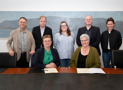 Fulltrúar Háskóla Íslands og Þjóðskjalasafns Íslands við undirritun samningsins í HÍ. Efri röð frá vinstri: Sverrir Jakobsson, prófessor í sagnfræði, Valur Ingimundarson, prófessor í sagnfræði, Helga Jóna Eiríksdóttir, lektor í skjalfræði og skjalavörður á Þjóðskjalasafninu, Kristján Þorvaldsson, sviðsstjóri rekstrar hjá Þjóðskjalasafninu, og Brynhildur Ingvarsdóttir, fagstjóri miðlunar og útgáfu hjá Þjóðskjalasafninu. Í fremri röð eru Silja Bára R. Ómarsdóttir, rektor HÍ, og Hrefna Róbertsdóttir þjóðskjala