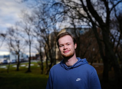 Nemandi við Aðalbyggingu