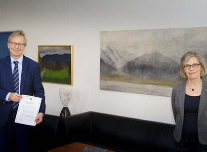 Jón Atli Benediktsson, rektor skólans, og Guðbjörg Linda Rafnsdóttir, aðstoðarrektor vísinda, með viljayfirlýsingu um samstarf við FKA um Jafnvægisvogina. MYND/Kristinn Ingvarsson