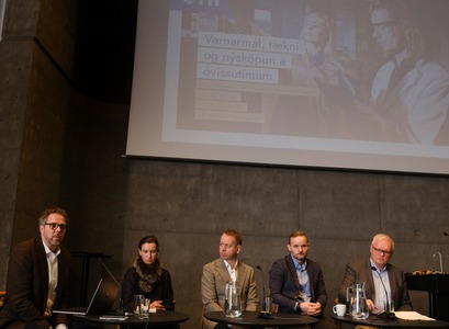 Pallborðsumræður leiddi Bjarni Bragi Kjartansson alþjóðastjórmálafræðingur og í pallborði sátu Sóley Kaldal, áhættustýringar- og öryggisverkfræðingur, Þorvarður Sveinsson, framkvæmdarstjóri Farice, Bjarki Þór Sigvarðsson, fagstjóri yfir ástandsvitund hjá CERT-IS, og Jón Geir Pétursson, prófessor í umhverfis- og auðlindafræði.