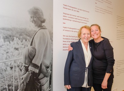 Vigdís Finnbogadóttir og dóttir hennar, Ástríður Magnúsdóttir, við undirritun samninganna í Veröld á dögunum. 
