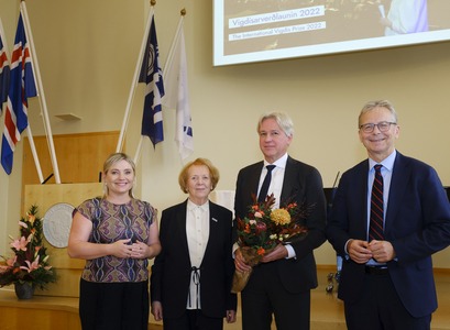 Juergen Boos ásamt Vigdísi Finnbogadóttur, fyrrverandi forseta Íslands, Lilju Alfreðsdóttur menningar- og viðskiptaráðherra og Jóni Atla Benediktssyni, rektor Háskóla Íslands. 