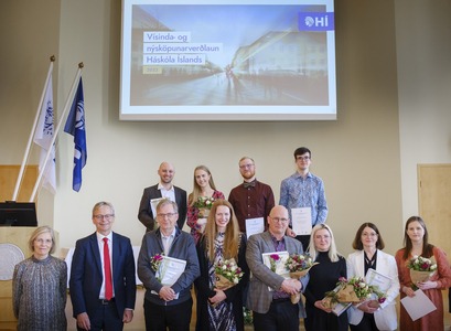 Verðlaunahafar í Vísinda- og nýsköpunarverðlaunum HÍ ásamt rektor, aðstoðarrektor vísinda og formanni dómnefndar