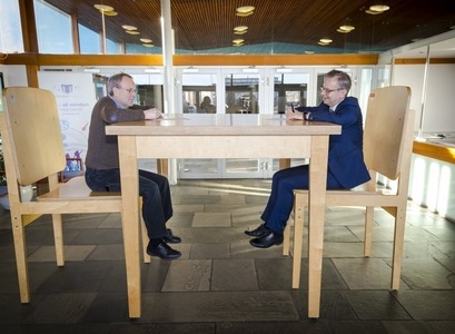 Páll Gíslason, formaður Verkfræðingafélags Íslands, og Jón Atli Benediktsson, rektor Háskóla Íslands, undirrita samstarfssamninginn við risaborðið í Vísindasmiðjunni.