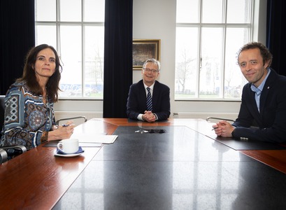 Bryndís Hrafnkelsdóttir, forstjóri Happdrættis Háskóla Íslands, Jón Atli Benediktsson, rektor Háskóla Íslands, og Jón Gunnar Þorsteinsson, ritstjóri Vísindavefsins, undirrituðu samninginn í Aðalbyggingu Háskólans á dögunum. 