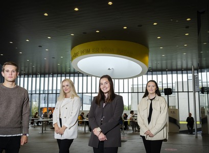 Þau Ari Kvaran, Sunneva Sól Ívarsdóttir, Þórdís Rögn Jónsdóttir og Ísól Sigurðardóttir unnu að verkefni á vegum Nýsköpunarsjóðs námsmanna í fyrrasumar og hlutu Nýsköpunarverðlaun forseta Íslands fyrir það. 