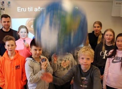 Nemendur í Grunnskólanum á Bolungarvík og Sævar Helgi Bragason