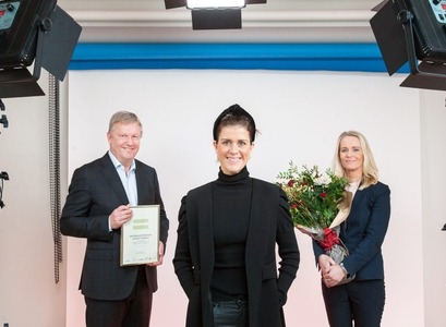 Hermann Björnsson, forstjóri Sjóvár, og Ágústa Bjarnadóttir, forstöðumaður mannauðs hjá fyrirtækinu, veittu verðlaununum viðtöku úr hendi Þórdísar Kolbrúnar Gylfadóttur atvinnu- og nýsköpunarráðherra.