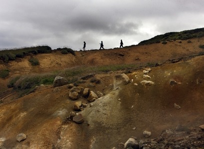 Fólk á gangi í náttúru