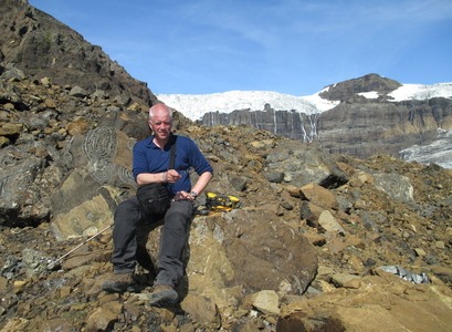 „Íslensk náttúra er eins hættuleg eins og hún er falleg og því ber okkur að virða hana og fylgjast vel með,“ segir Þorsteinn Sæmundsson, sem er hér á Morsárjökli. MYND/Úr einkasafni Þorsteinn Sæmundsson á Morsárjökli
