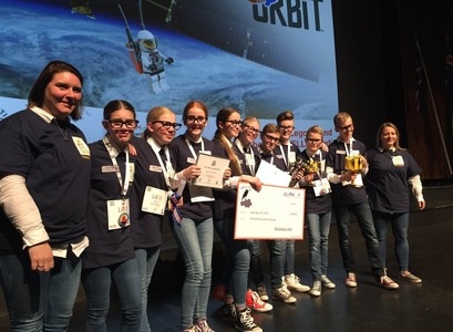 Sigurlið keppninnar, Myllarnir úr Myllubakkaskóla, ásamt leiðbeinendum sínum.