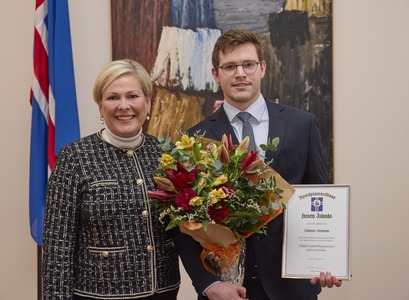 Valdimar Sveinsson, læknanemi við Háskóla Íslands, ásamt Höllu Tómasdóttur, forseta Íslands.