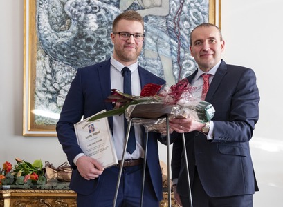 Halldór Bjarki Ólafsson, nemi í læknisfræði við Læknadeild Háskóla Íslands, tekur við Nýsköpunarverðlaunum forseta Íslands úr hendi Guðna Th. Jóhannessonar forseta. 