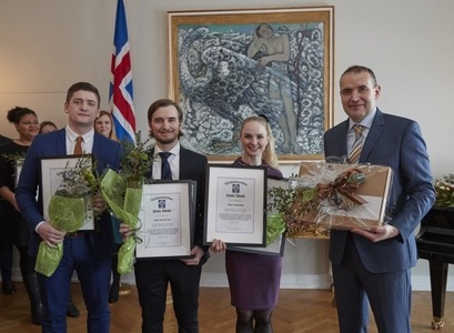 Verðlaunahafar við afhendingu Nýsköpunarverðlauna forseta Íslands á Bessastöðum í dag. Frá vinstri: Eysteinn Gunnlaugsson, Heiðar Már Þráinsson, Hanna Ragnarsdóttir og Guðni Th. Jóhannesson, forseti Íslands. Á myndina vantar Róbert Inga Huldarson. MYND/Rannís