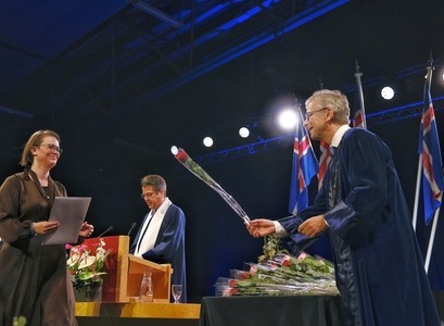 Rektor afhendir kandídat rós.