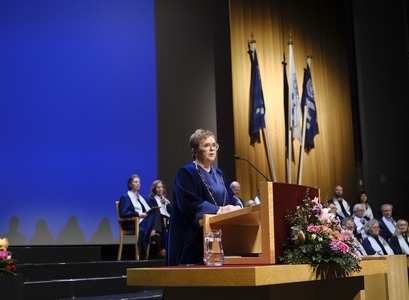 Silja Bára R. Ómarsdóttir, rektor Háskóla Íslands, ávarpar gesti í Háskólabíói í dag. 
