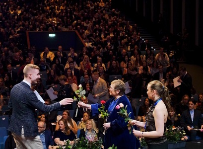 Silja Bára R. Ómarsdóttir óskar nýútskrifuðum kandídat til hamingju með áfangann. 