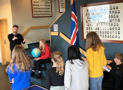 Kennari og nemendur í Háskólalestinni