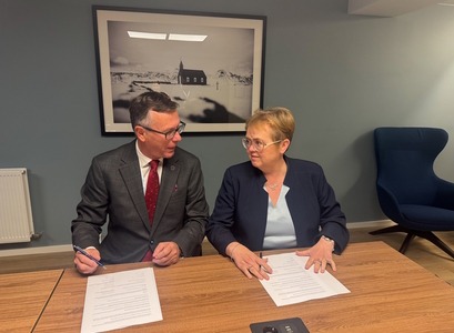 Silja Bára R. Ómarsdóttir, rektor Háskóla Íslands, og Dag Rune Olsen, rektor UiT, undirrituðu samkomulag um aukið samstarf háskólanna í tengslum við hið árlega Hringborð norðurslóða.