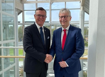 Dag Rune Olsen, rektor Háskólans í Tromsø (UiT), og Jón Atli Benediktsson, rektor Háskóla Íslands, handsala samstarfsamninginn.