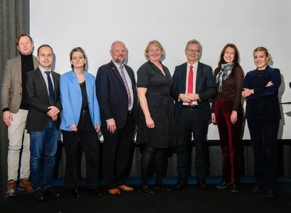 Fulltrúar háskóla Íslandi ásamt háskóla-, iðnaðar- og nýsköpunarráðherra við kynningu á þeim verkefnum sem fengu styrk.