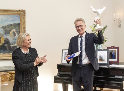 Sigurður Reynir Gíslason, rannsóknarprófessor við Háskóla Íslands, tekur við viðurkenningunni úr hendi Höllu Tómasdóttur, forseta Íslands, á Bessastöðum í gær. MYND/Gunnar Sverrisson