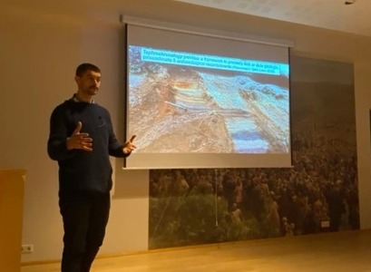 Wesley Randall Farnsworth kynnir rannsónir sínar