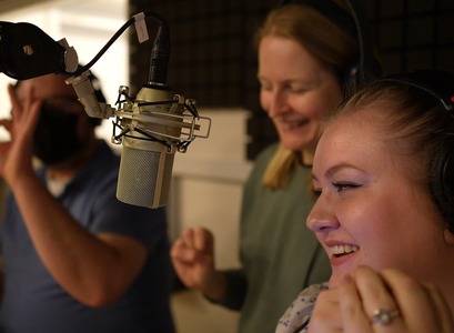 Fólk að vinna að hlaðvarpi