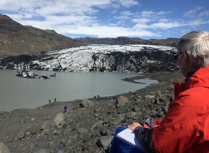 Guðrún Gísladóttir að störfum við Sólheimajökul.