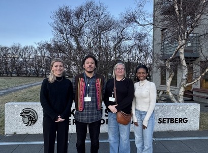 Fulltrúar þeirra aðila sem koma að verkefninu. Frá vinstri: Helga Geirsdóttir, verkefnisstjóri við Nemendaráðgjöf HÍ, Juan Camilo Roman Estrada, fjölmenningarfulltrúi og verkefnisstjóri Spretts; Belinda Karlsdóttir, verkefnisstjóri innflytjenda hjá Vinnumálastofnun og Cynthia Namugambe, aðstoðarkona í Spretti.