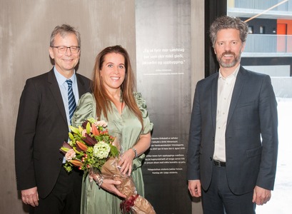 Jón Atli Benediksson, rektor Háskóla Íslands, Guðrún Björnsdóttir, framkvæmdastjóri FS, og Dagur B. Eggertsson borgarstjóri við minningarskjöld um Eirík Hilmarsson, lektor við Háskóla Íslands og framkvæmdastjóra Vísindagarða, sem var mikill hvatamaður að byggingu Mýrargarðs.