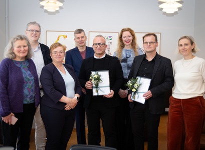 Frá afhendingu styrkjanna á rektorsskrifstofu en þar komu saman foreldrar styrkhafa, rektor og stjórn Verðlauansjóðs Sigurðar Helgasonar. 