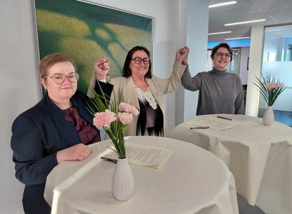 Inga Sæland, mennta- og barnamálaráðherra, Silja Bára R. Ómarsdóttir, rektor Háskóla Íslands t.v. og Kolbrún Þ. Pálsdóttir, forseti Menntavísindasviðs HÍ t.h., við undirritun samnings við Menntavísindastofnun HÍ í ráðuneytinu í dag