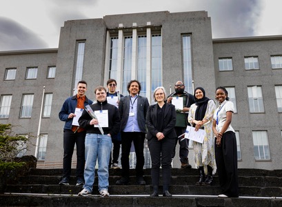 Glæsilegur hópur mentora útskrifaður. Frá vinstri: Gauti Leon Agnarsson, Úlfur Atlason, Juan Jose Colorado Valencia, Juan Camilo Estrada, Margrét Sigrún Sigurðardóttir, Meem Muhtasim Mahdi, Mahdya Umar og Cynthia Anne Namugambe. 