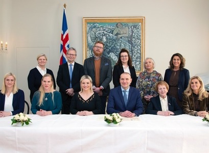 Hópurinn sem undirritaði sáttmálann á Bessastöðum