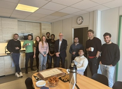 Fulltrúar á sviðsskrifstofu Verkfræði- og náttúruvísindasviðs fagna tveimur grænum skrefum.