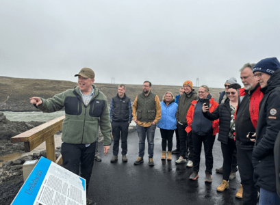 Fólk á ferðamannastað