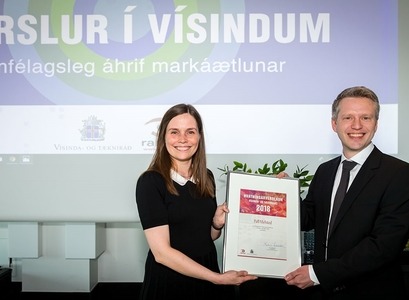 Katrín Jakobsdóttir, forsætisráðherra og formaður Vísinda- og tækniráðs, afhenti Páli Melsted verðlaunin. MYND/Kristinn Ingvarsson