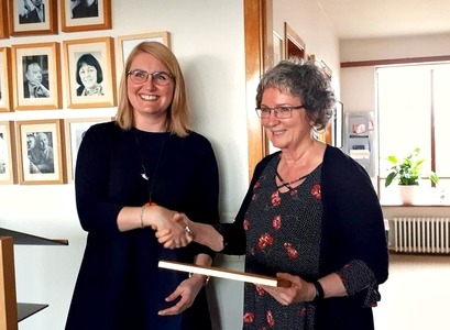 Sigrún Birna Björnsdóttir afhendir Dagnýju Kristjánsdóttur viðurkenninguna.
