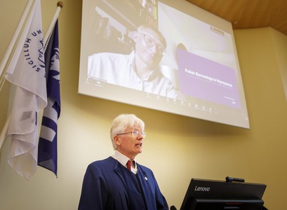 Alexander varði doktorsritgerðina í gegnum fjarfundabúnað, en Torfi H. Tulinius, forseti Íslensku- og menningardeildar, stjórnaði athöfninni.