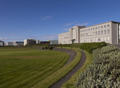 Skrifstofa Hugvísindasviðs er í Aðalbyggingu Háskóla Íslands