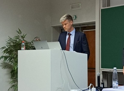 Guðmundur Björn Þorbjörnsson varði doktorsritgerð í heimspeki við Vrije Universiteit í Brussel (VUB) 1. júlí síðastliðinn og fékk sameiginlega doktorsgráðu milli VUB og Háskóla Íslands.